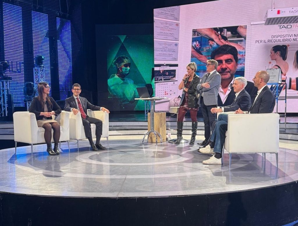Foto dello studio di canale italia con Mattia Plati tra gli ospiti del programma