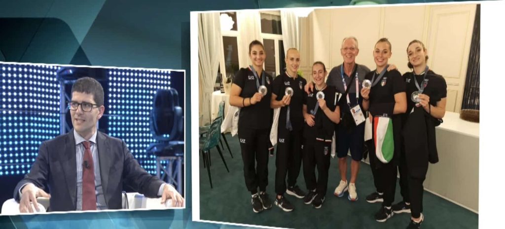 Immagine di Mattia Plati mentre racconta della squadra delle fate con un immagine della squadra