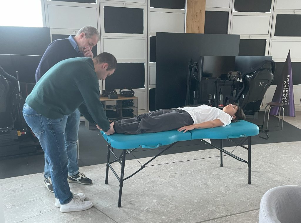 Dimostrazione di fisioterapia con una donna su di un lettino medico