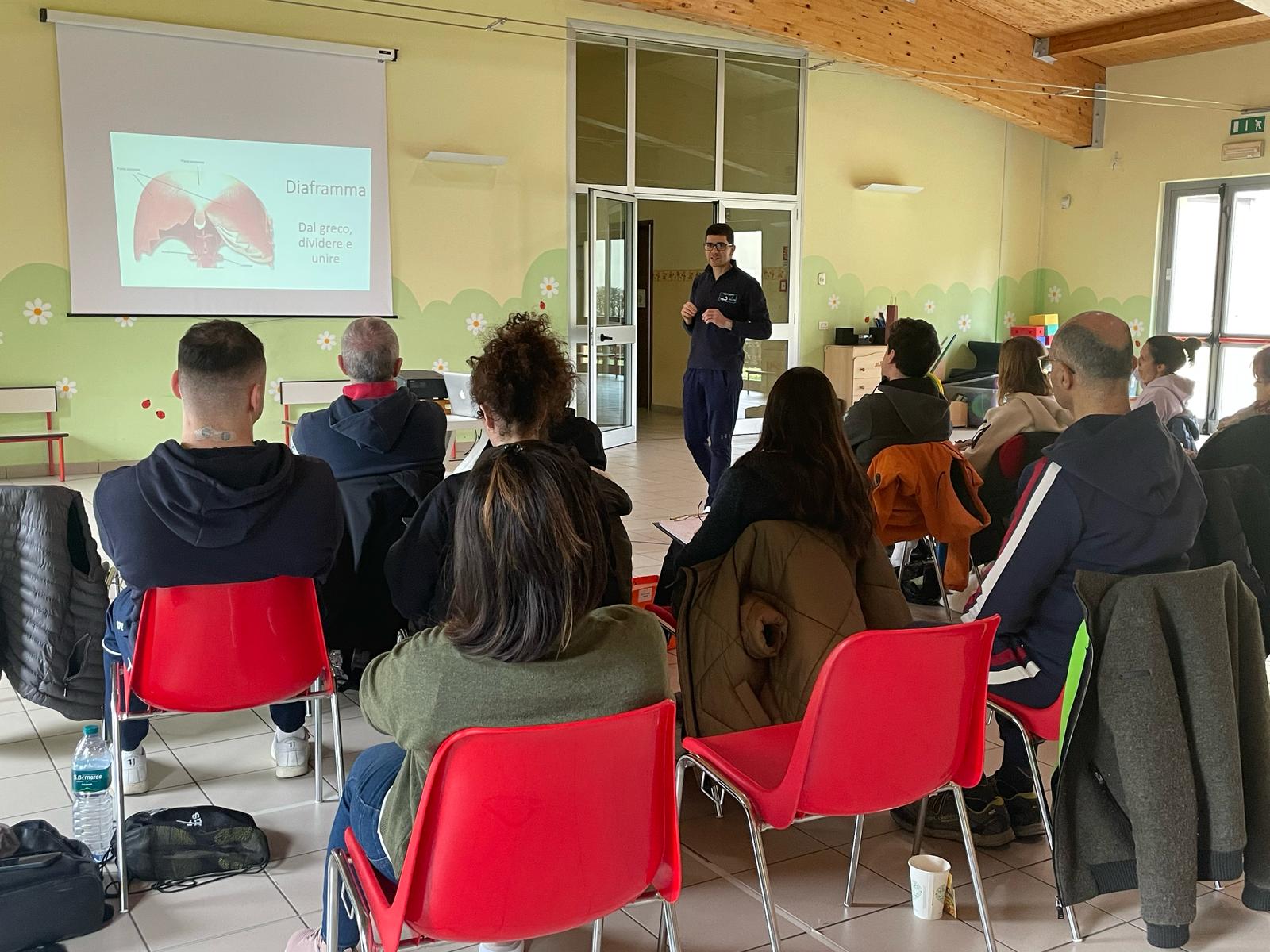 lezione sulla gestione dello stress con persone sedute che guardano la proiezione delle slide