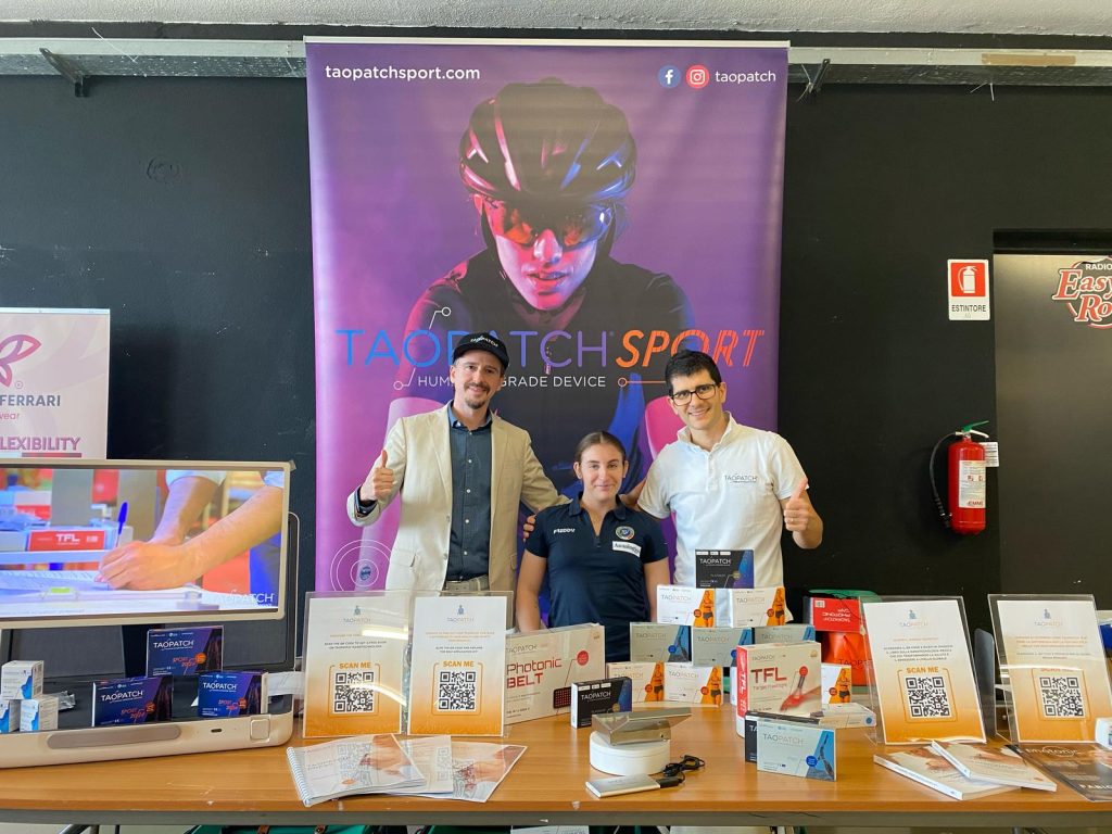 Mattia Plati con un atleta e i prodotti taopatch